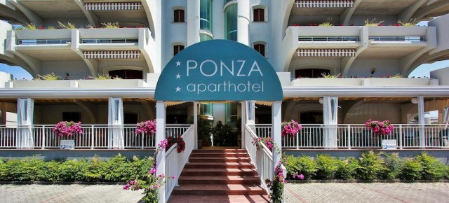 Aparthotel Ponza a Lignano Sabbiadoro, seleziona personale per la stagione estiva da maggio a settembre Aparthotel Ponza a Lignano Sabbiadoro, seleziona personale per la stagione estiva da maggio a settembre
