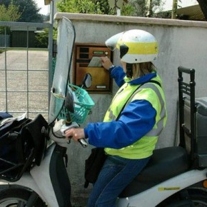 Poste Italiane assume centinaia di postini motorizzati per i quattro mesi estivi. Poste Italiane assume centinaia di postini motorizzati per i quattro mesi estivi.